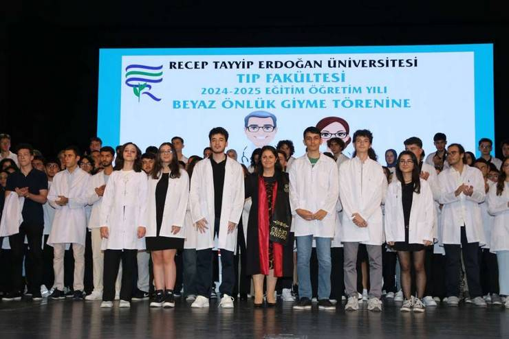 RTEÜ Tıp Fakültesi Öğrencileri Beyaz Önlüklerini Giydi